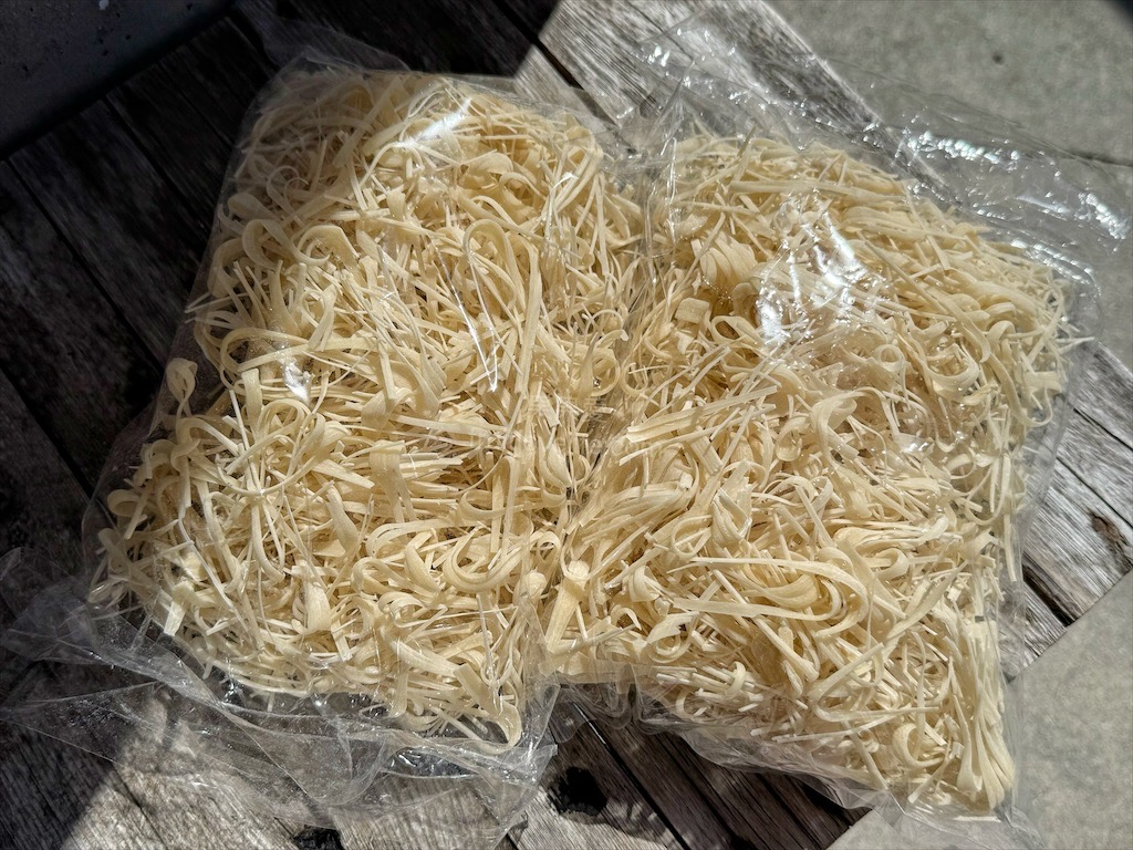 鄭師傅手工麵線 | 澎湖西衛手工麵線，麵線手工傳承，日曬工法，Q彈好滋味，還有萌貓接待 @果果愛Fruitlove