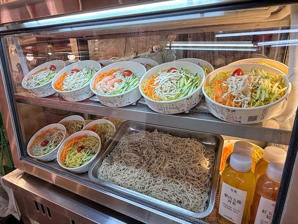宅食|台中西屯涼麵，水堀頭市場裡的蕎麥涼麵專賣店，口感清爽，鮮蝦、雞絲口味都很推薦 @果果愛Fruitlove