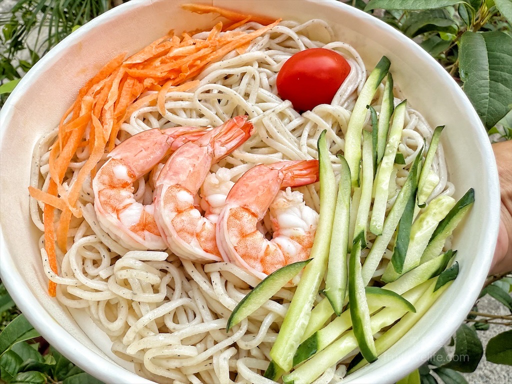 宅食|台中西屯涼麵，水堀頭市場裡的蕎麥涼麵專賣店，口感清爽，鮮蝦、雞絲口味都很推薦 @果果愛Fruitlove