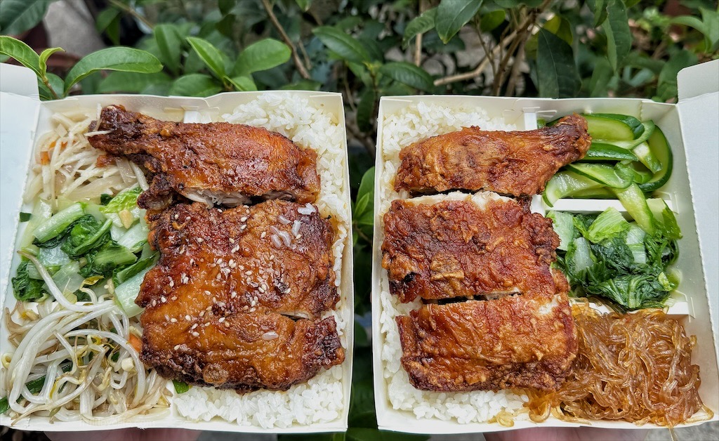 左營小吃推薦 ,  自由市場裡還沒開攤就排滿滿人潮的油雞. 醉雞 , 還有在地人最愛來一杯的消暑綠豆露   早餐吃飽飽的 肉粽蛋餅    , 還有眷村旁在地人最愛的美味飯糰 @果果愛Fruitlove