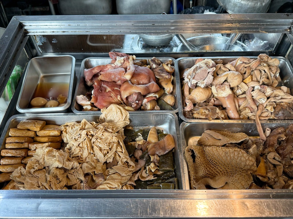 魏記牛肉麵 | 彰化永靖牛肉麵，藤蔓植栽外觀、復古裁縫機餐桌、古典樂聲中品味鄉間水餃、牛肉麵 @果果愛Fruitlove