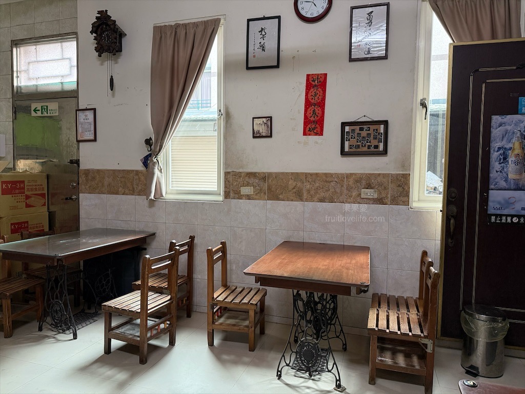 魏記牛肉麵 | 彰化永靖牛肉麵，藤蔓植栽外觀、復古裁縫機餐桌、古典樂聲中品味鄉間水餃、牛肉麵 @果果愛Fruitlove