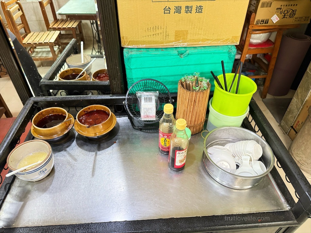 魏記牛肉麵 | 彰化永靖牛肉麵，藤蔓植栽外觀、復古裁縫機餐桌、古典樂聲中品味鄉間水餃、牛肉麵 @果果愛Fruitlove