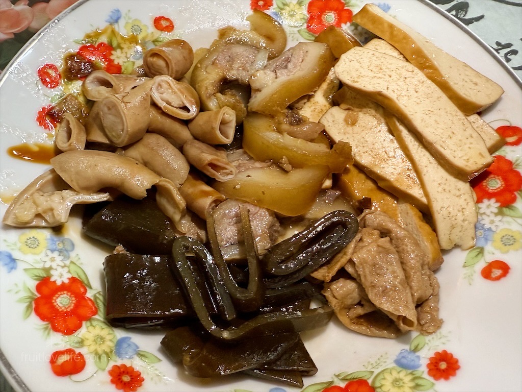 魏記牛肉麵 | 彰化永靖牛肉麵，藤蔓植栽外觀、復古裁縫機餐桌、古典樂聲中品味鄉間水餃、牛肉麵 @果果愛Fruitlove