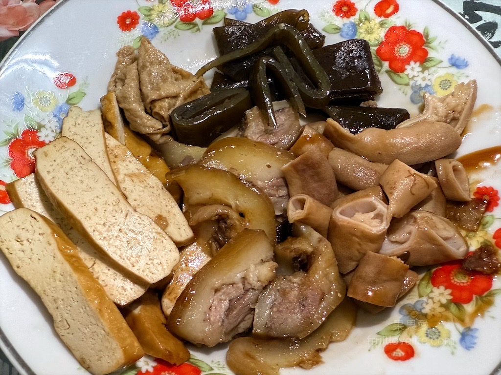 魏記牛肉麵 | 彰化永靖牛肉麵，藤蔓植栽外觀、復古裁縫機餐桌、古典樂聲中品味鄉間水餃、牛肉麵 @果果愛Fruitlove