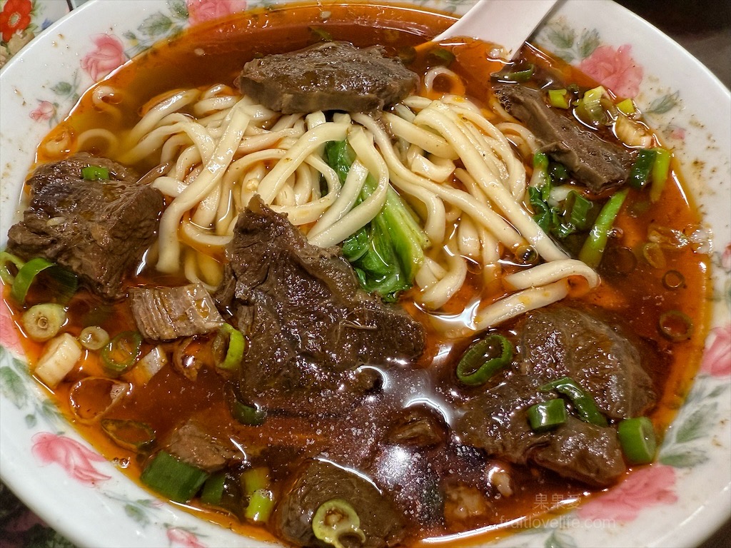 魏記牛肉麵 | 彰化永靖牛肉麵，藤蔓植栽外觀、復古裁縫機餐桌、古典樂聲中品味鄉間水餃、牛肉麵 @果果愛Fruitlove