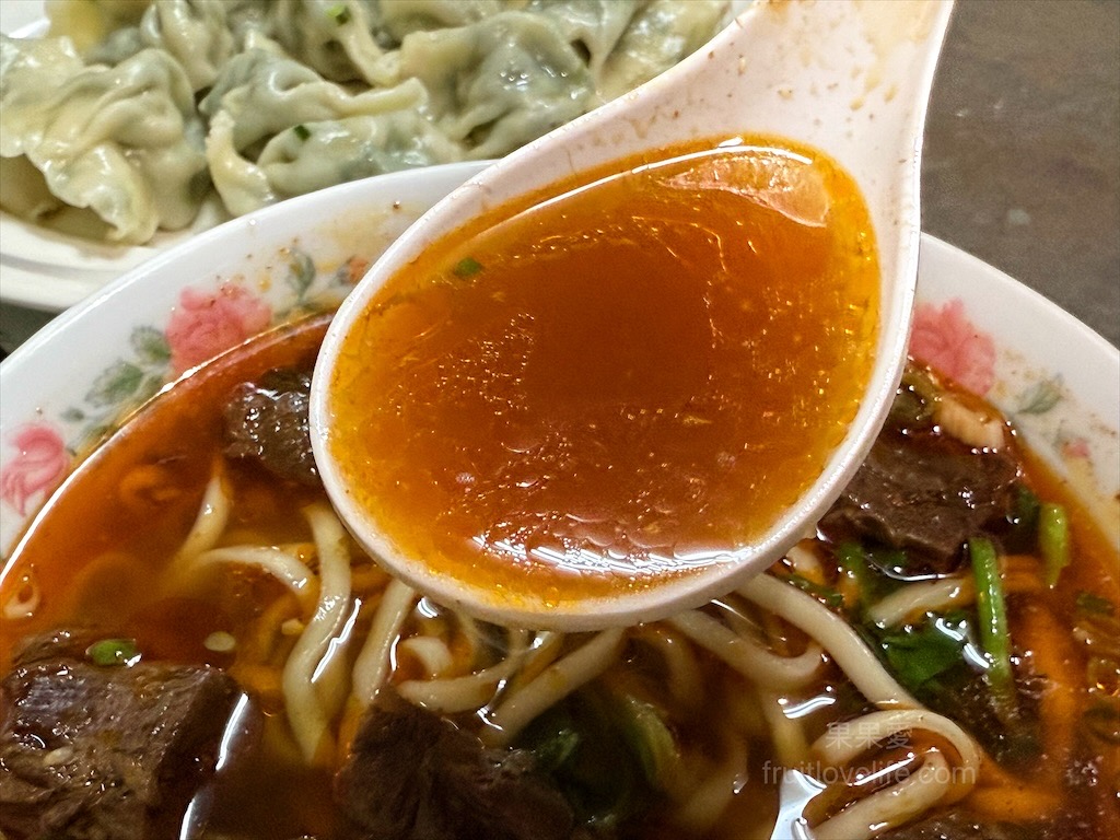 魏記牛肉麵 | 彰化永靖牛肉麵，藤蔓植栽外觀、復古裁縫機餐桌、古典樂聲中品味鄉間水餃、牛肉麵 @果果愛Fruitlove