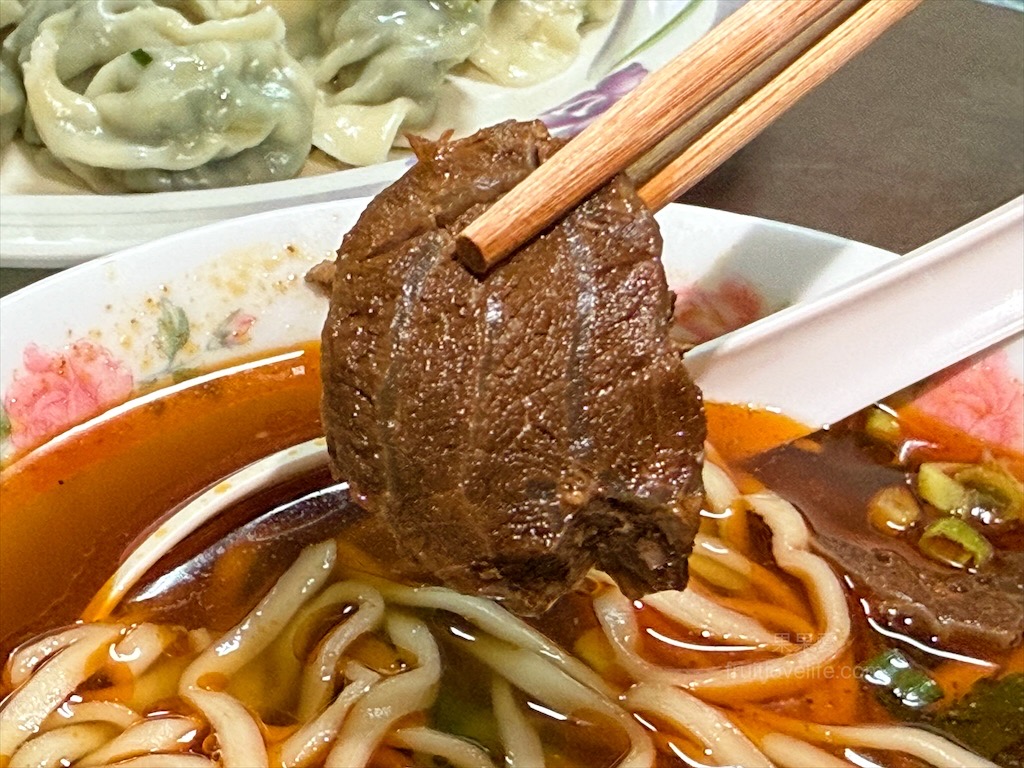 魏記牛肉麵 | 彰化永靖牛肉麵，藤蔓植栽外觀、復古裁縫機餐桌、古典樂聲中品味鄉間水餃、牛肉麵 @果果愛Fruitlove