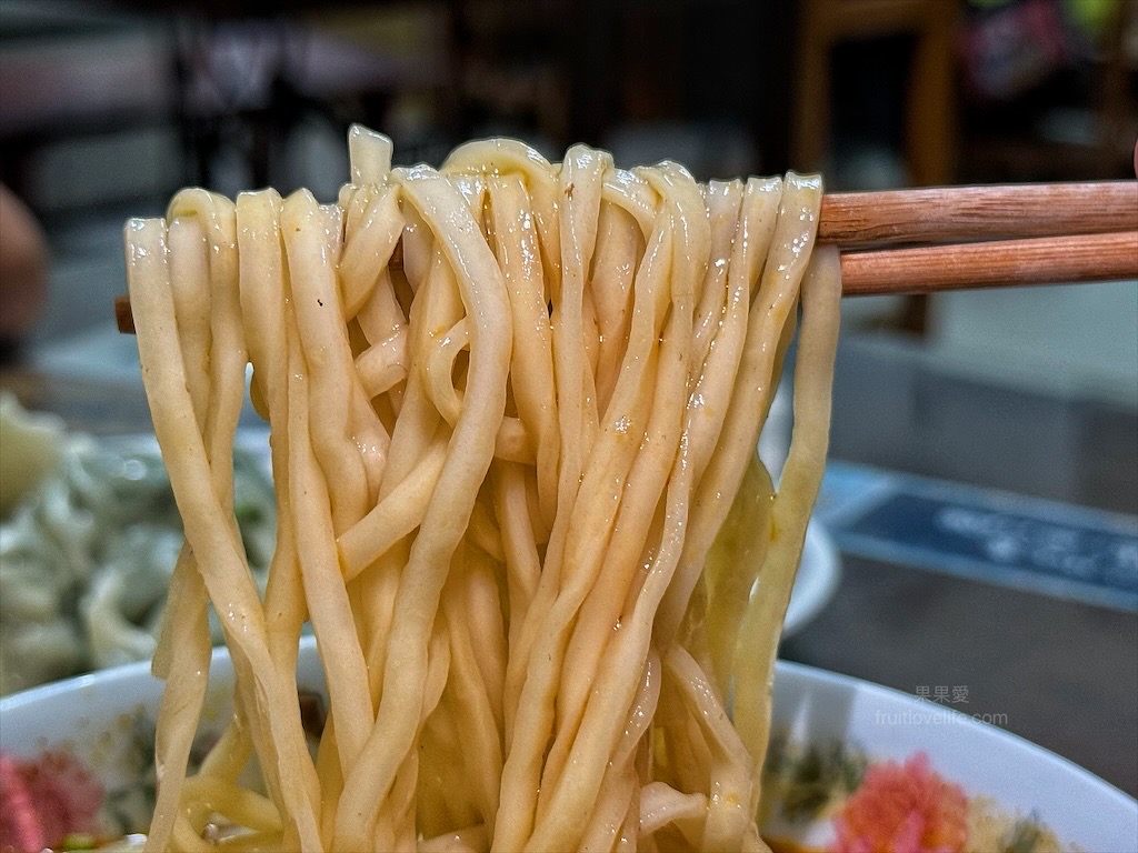 魏記牛肉麵 | 彰化永靖牛肉麵，藤蔓植栽外觀、復古裁縫機餐桌、古典樂聲中品味鄉間水餃、牛肉麵 @果果愛Fruitlove