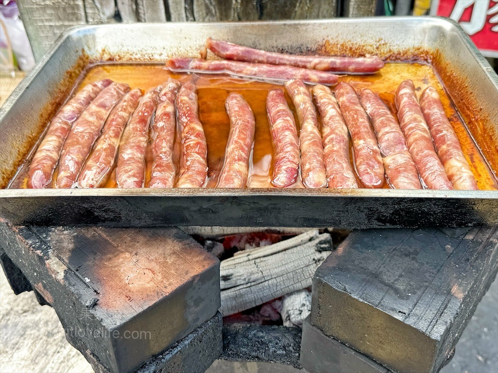 添己香腸 | 雲林土庫羊腸香腸，在地人推薦的炭烤香腸，羊腸衣軟Q微脆、豬肉餡扎實、酒香濃郁 @果果愛Fruitlove