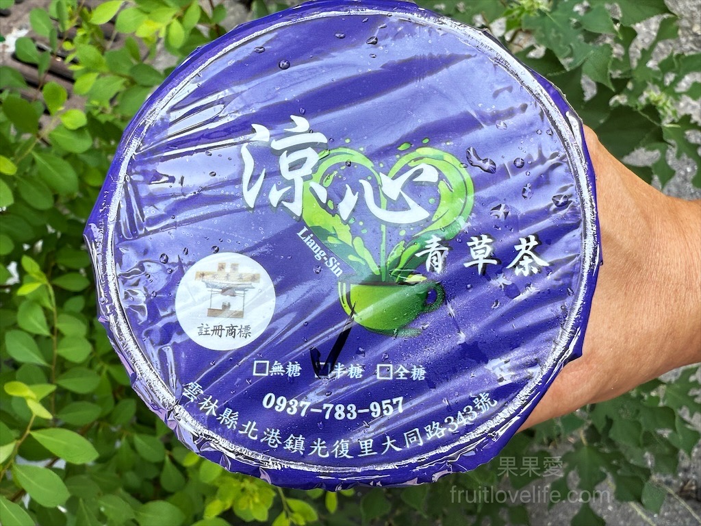 漫步在前往高雄燈塔的景觀步道上，欣賞山與海的美景，再到旗後砲台探索歷史的痕跡與故事，最後享受高雄旗津海水浴場美麗的藝術創作與海景 @果果愛Fruitlove