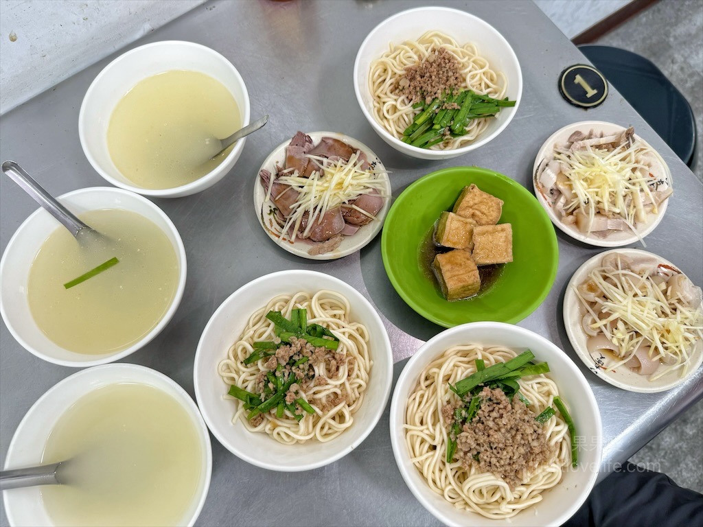 69牛肉拌麵牛雜湯⟩台中烏日美食小吃，好吃又入味的牛肉拌麵，內用還可以享有免費的大骨湯 @果果愛Fruitlove