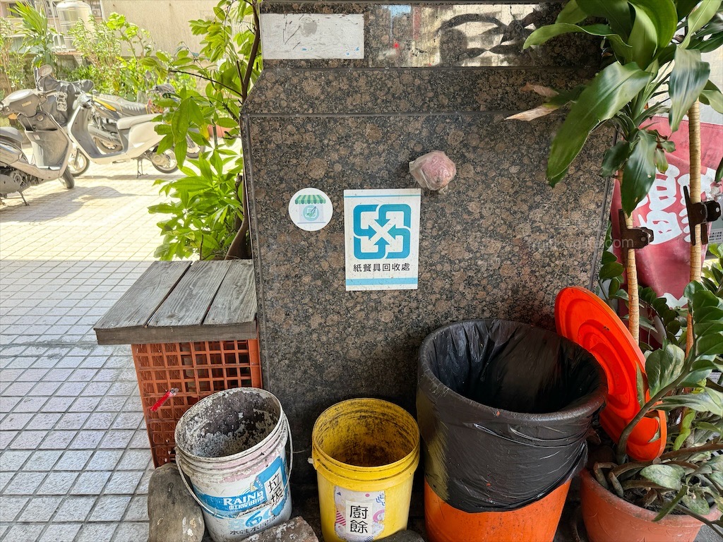 好萊自助餐 | 台中南區便當,30幾年的自助餐店,主菜加三樣配菜的便當通通只要60元 @果果愛Fruitlove 好萊自助餐 | 台中南區便當,30幾年的自助餐店,主菜加三樣配菜的便當通通只要60元 @果果愛Fruitlove