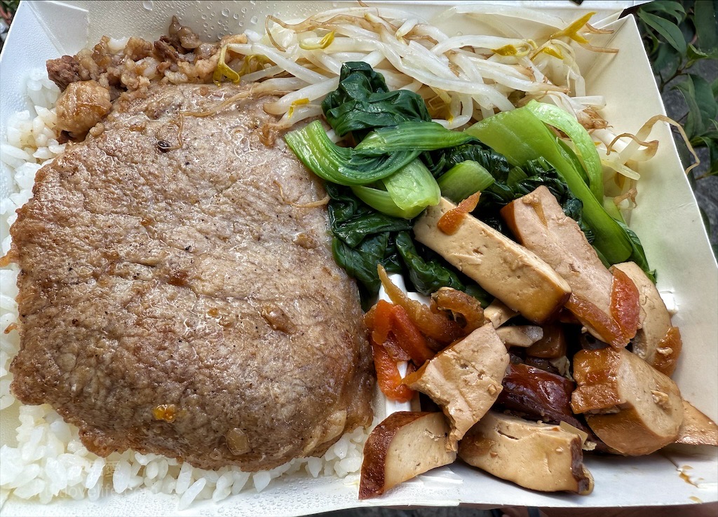 好萊自助餐 | 台中南區便當,30幾年的自助餐店,主菜加三樣配菜的便當通通只要60元 @果果愛Fruitlove 好萊自助餐 | 台中南區便當,30幾年的自助餐店,主菜加三樣配菜的便當通通只要60元 @果果愛Fruitlove