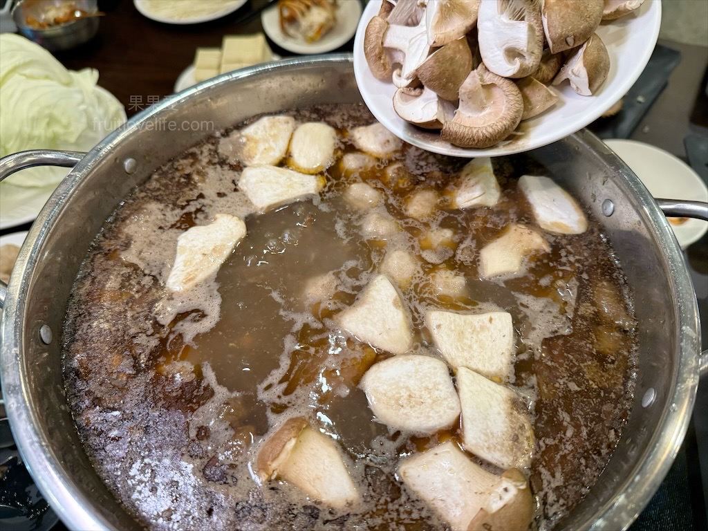 味首席紅蟳薑母鴨 | 台中北屯薑母鴨，鮮甜紅蟳、薑母鴨、寵物友善、冷氣開放，不分季節的好滋味 @果果愛Fruitlove