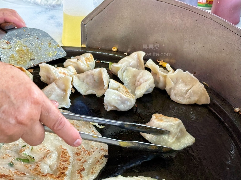 阿珍黑胡椒餡餅 | 彰化鹿港小吃,在地人氣點心餡餅、手工蔥抓餅,外酥內Q不油膩,現點現做排隊也要吃 @果果愛Fruitlove 阿珍黑胡椒餡餅 | 彰化鹿港小吃,在地人氣點心餡餅、手工蔥抓餅,外酥內Q不油膩,現點現做排隊也要吃 @果果愛Fruitlove