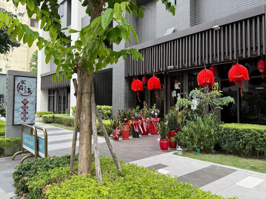龍霸氣中卷麵線 | 台中大里中卷麵線，中興大學旁麵線店，免費續麵、紅茶暢飲，寵物友善，環境很有餐廳感 @果果愛Fruitlove