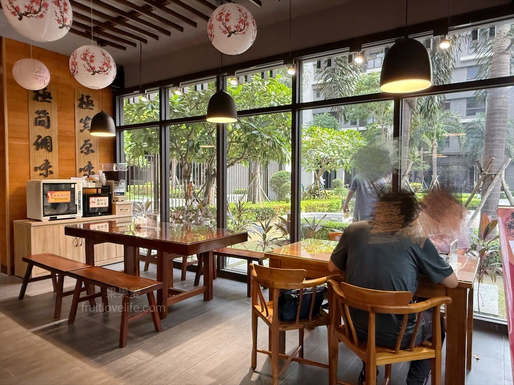 龍霸氣中卷麵線 | 台中大里中卷麵線，中興大學旁麵線店，免費續麵、紅茶暢飲，寵物友善，環境很有餐廳感 @果果愛Fruitlove