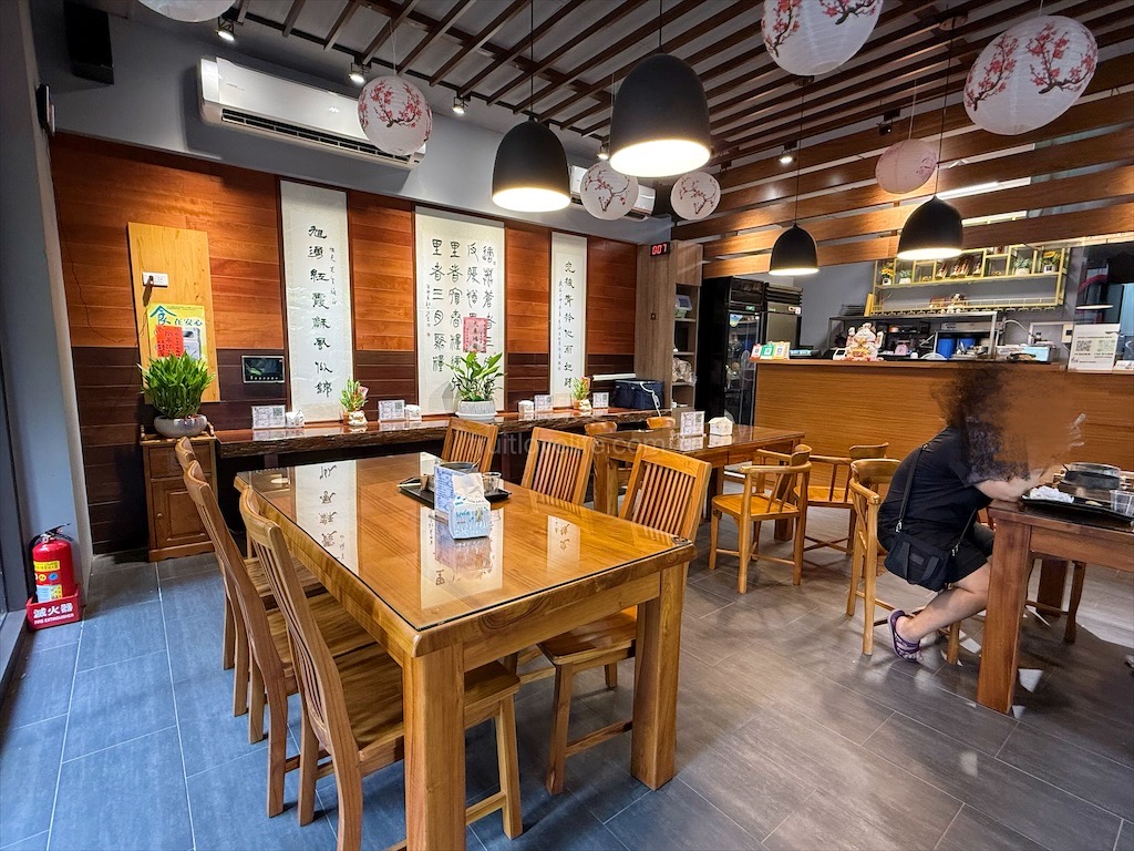 龍霸氣中卷麵線 | 台中大里中卷麵線，中興大學旁麵線店，免費續麵、紅茶暢飲，寵物友善，環境很有餐廳感 @果果愛Fruitlove