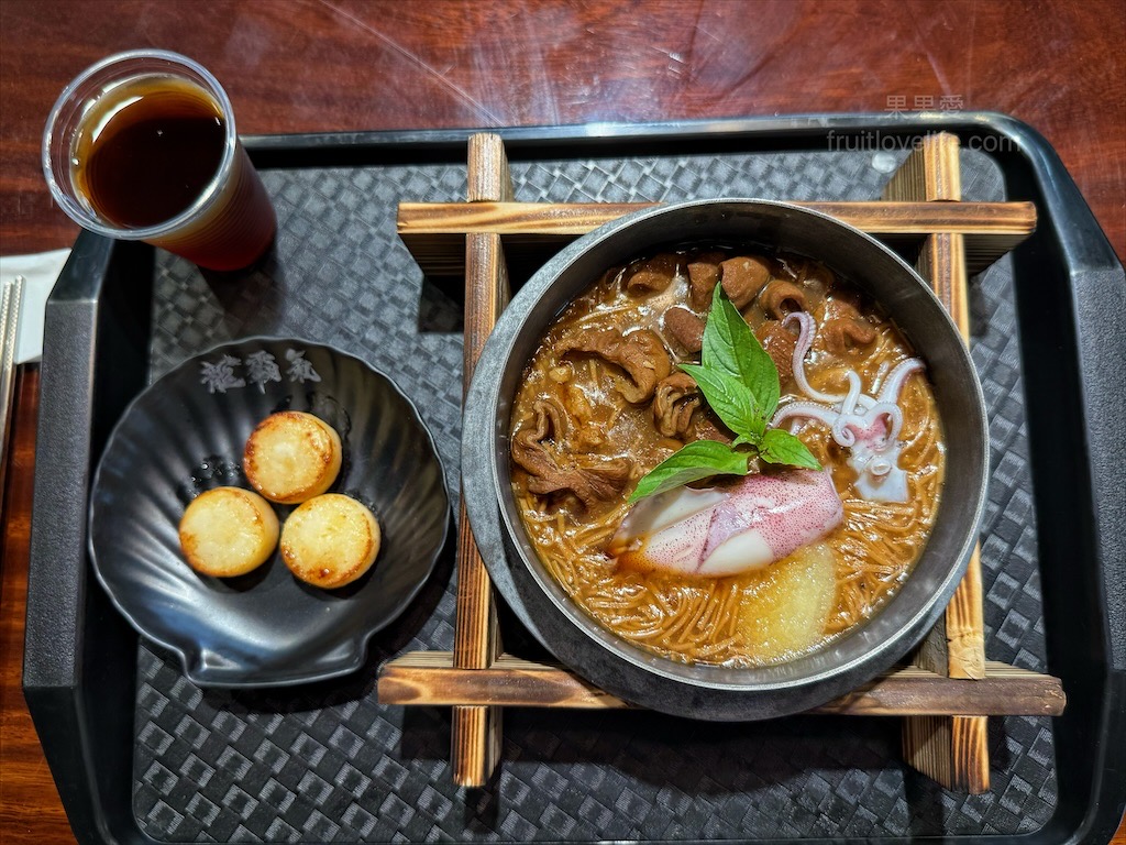 龍霸氣中卷麵線 | 台中大里中卷麵線，中興大學旁麵線店，免費續麵、紅茶暢飲，寵物友善，環境很有餐廳感 @果果愛Fruitlove