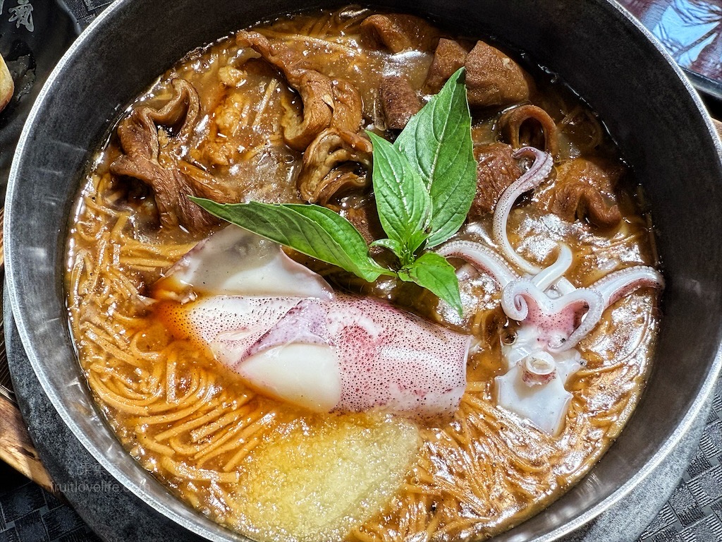龍霸氣中卷麵線 | 台中大里中卷麵線，中興大學旁麵線店，免費續麵、紅茶暢飲，寵物友善，環境很有餐廳感 @果果愛Fruitlove