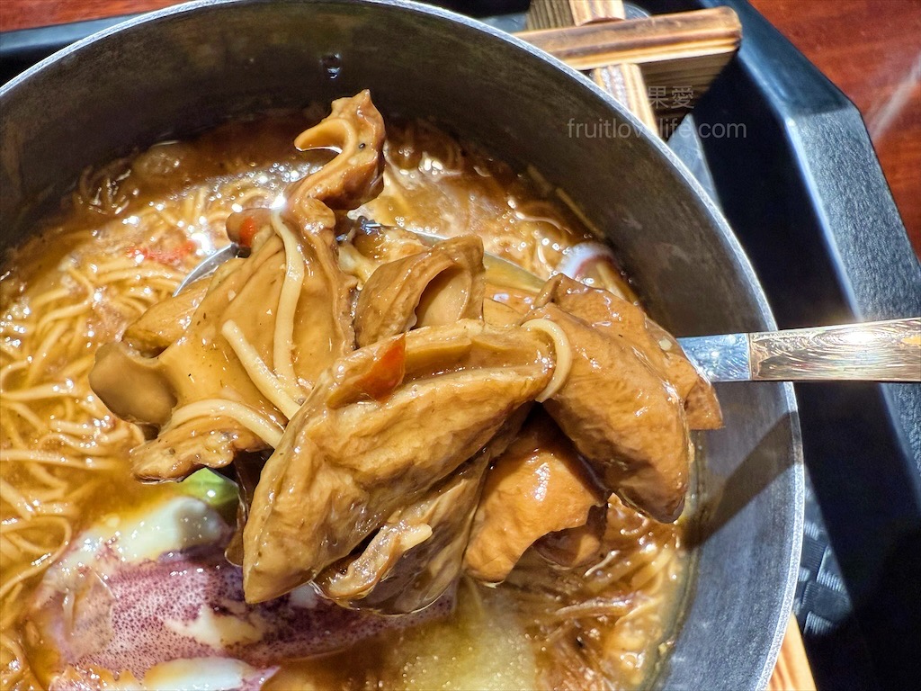 龍霸氣中卷麵線 | 台中大里中卷麵線，中興大學旁麵線店，免費續麵、紅茶暢飲，寵物友善，環境很有餐廳感 @果果愛Fruitlove