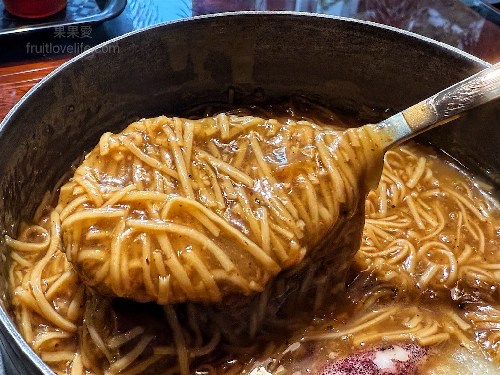 龍霸氣中卷麵線 | 台中大里中卷麵線，中興大學旁麵線店，免費續麵、紅茶暢飲，寵物友善，環境很有餐廳感 @果果愛Fruitlove