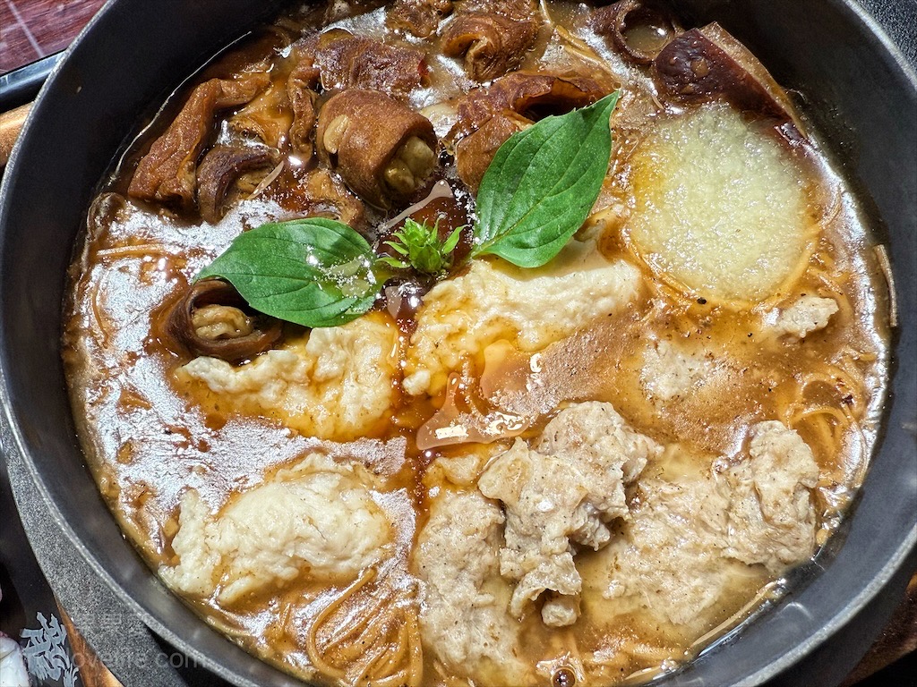 龍霸氣中卷麵線 | 台中大里中卷麵線，中興大學旁麵線店，免費續麵、紅茶暢飲，寵物友善，環境很有餐廳感 @果果愛Fruitlove
