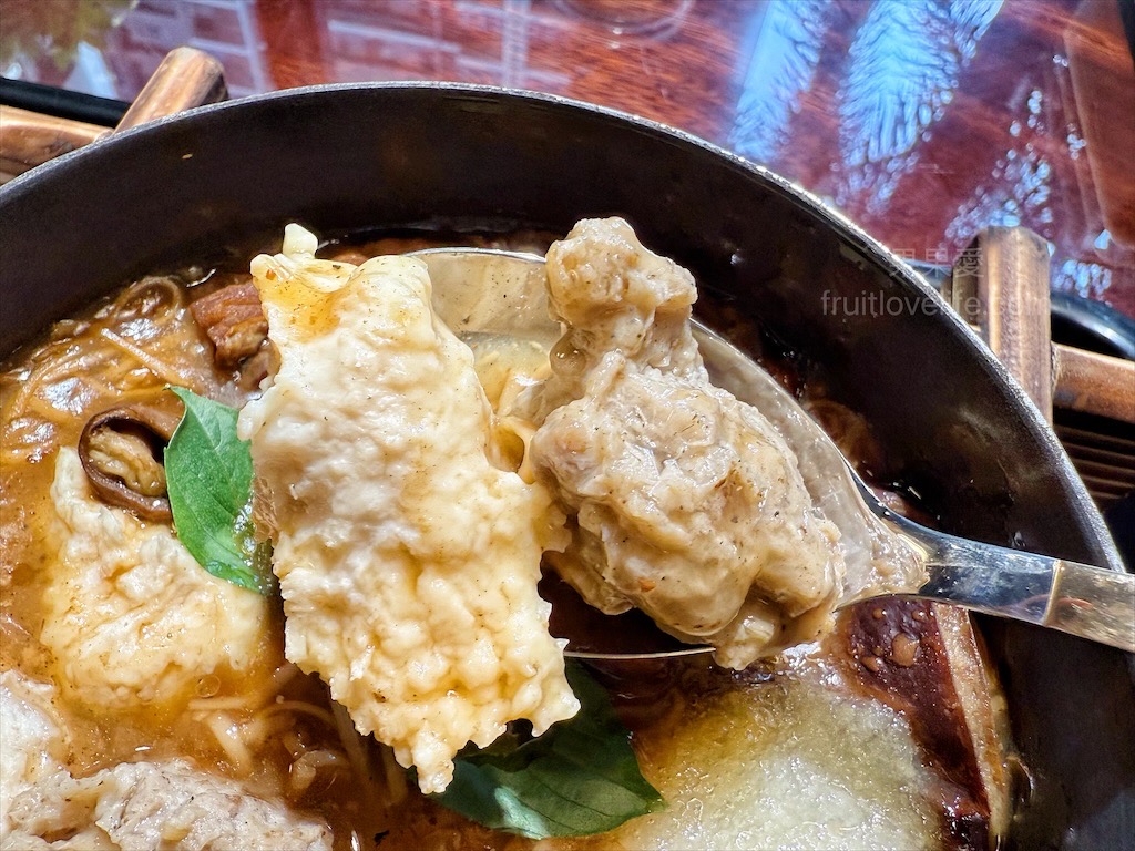 龍霸氣中卷麵線 | 台中大里中卷麵線，中興大學旁麵線店，免費續麵、紅茶暢飲，寵物友善，環境很有餐廳感 @果果愛Fruitlove