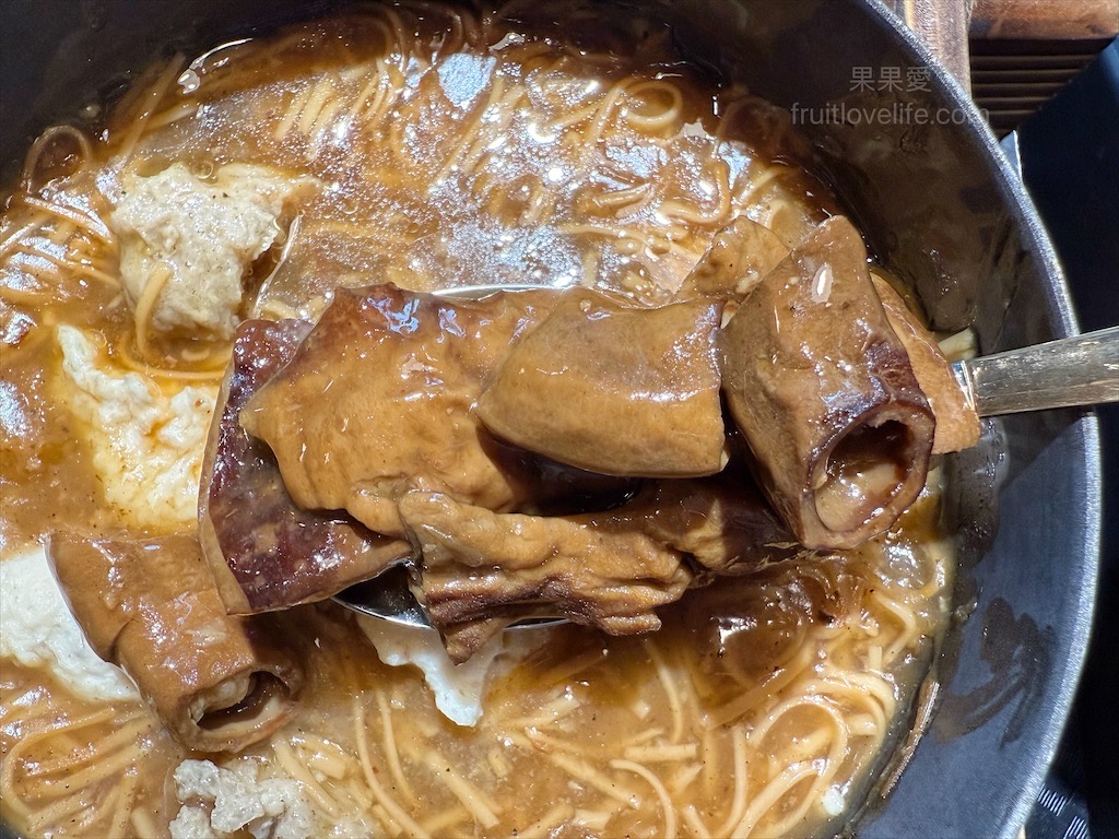 龍霸氣中卷麵線 | 台中大里中卷麵線，中興大學旁麵線店，免費續麵、紅茶暢飲，寵物友善，環境很有餐廳感 @果果愛Fruitlove