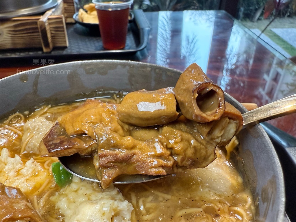 龍霸氣中卷麵線 | 台中大里中卷麵線，中興大學旁麵線店，免費續麵、紅茶暢飲，寵物友善，環境很有餐廳感 @果果愛Fruitlove