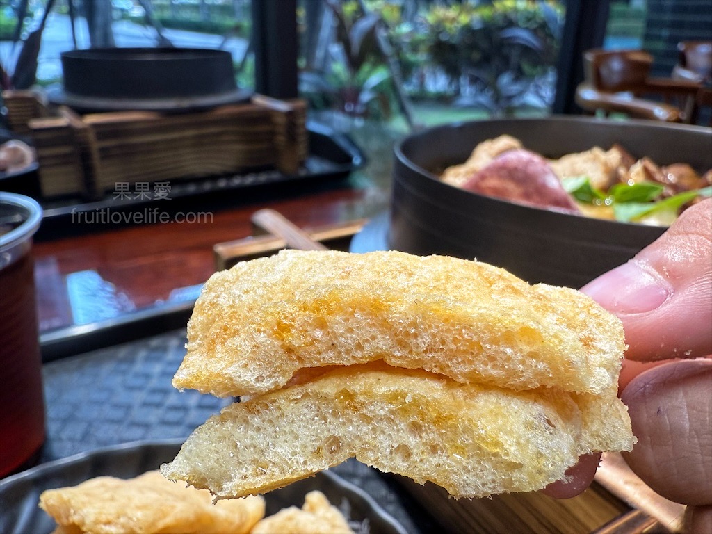 龍霸氣中卷麵線 | 台中大里中卷麵線，中興大學旁麵線店，免費續麵、紅茶暢飲，寵物友善，環境很有餐廳感 @果果愛Fruitlove