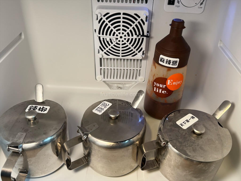 龍霸氣中卷麵線 | 台中大里中卷麵線，中興大學旁麵線店，免費續麵、紅茶暢飲，寵物友善，環境很有餐廳感 @果果愛Fruitlove