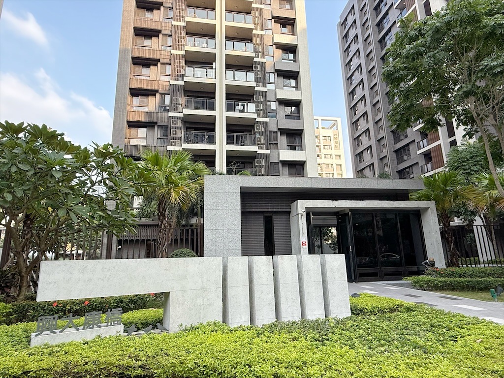 龍霸氣中卷麵線 | 台中大里中卷麵線，中興大學旁麵線店，免費續麵、紅茶暢飲，寵物友善，環境很有餐廳感 @果果愛Fruitlove