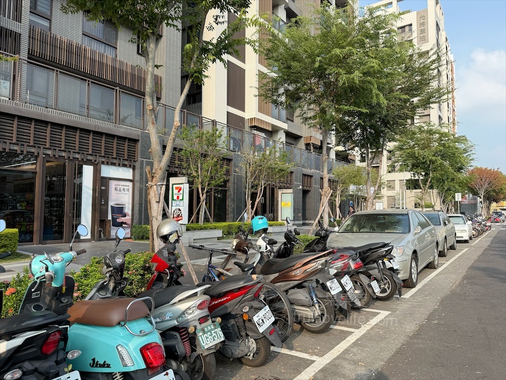 龍霸氣中卷麵線 | 台中大里中卷麵線，中興大學旁麵線店，免費續麵、紅茶暢飲，寵物友善，環境很有餐廳感 @果果愛Fruitlove
