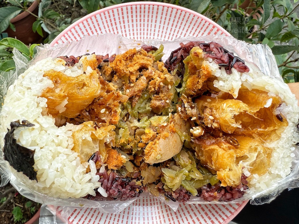 可口飯糰 | 台中大里飯糰，內新黃昏市場旁那顆熱騰騰，米飯粒粒分明又飽滿的飯糰，份量還不小顆 @果果愛Fruitlove