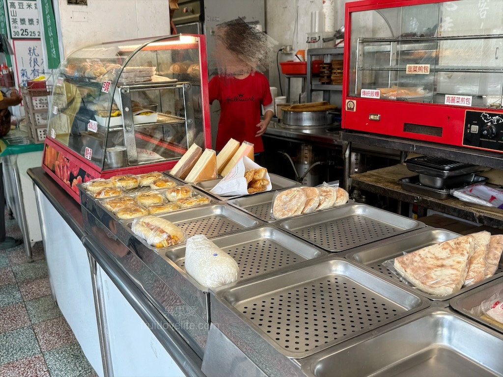 一點酥燒餅 | 台中太平早餐，在地人氣很旺的傳統中式早餐店，燒餅真的很酥脆，高山茶清香不澀回甘，老闆也很風趣 @果果愛Fruitlove