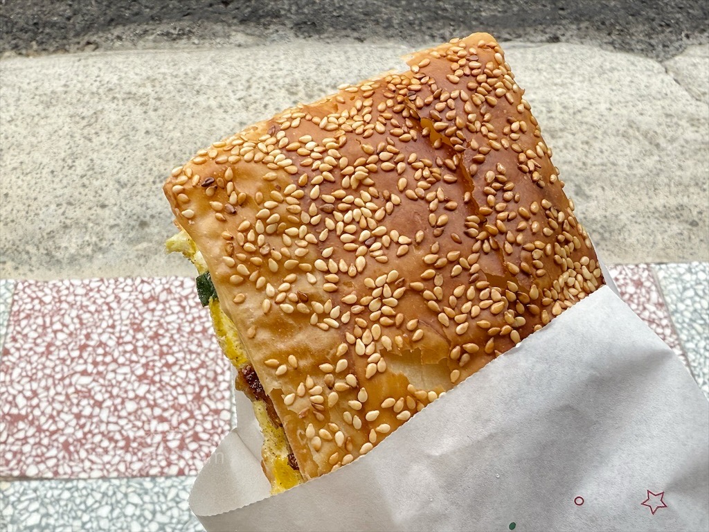 一點酥燒餅 | 台中太平早餐，在地人氣很旺的傳統中式早餐店，燒餅真的很酥脆，高山茶清香不澀回甘，老闆也很風趣 @果果愛Fruitlove