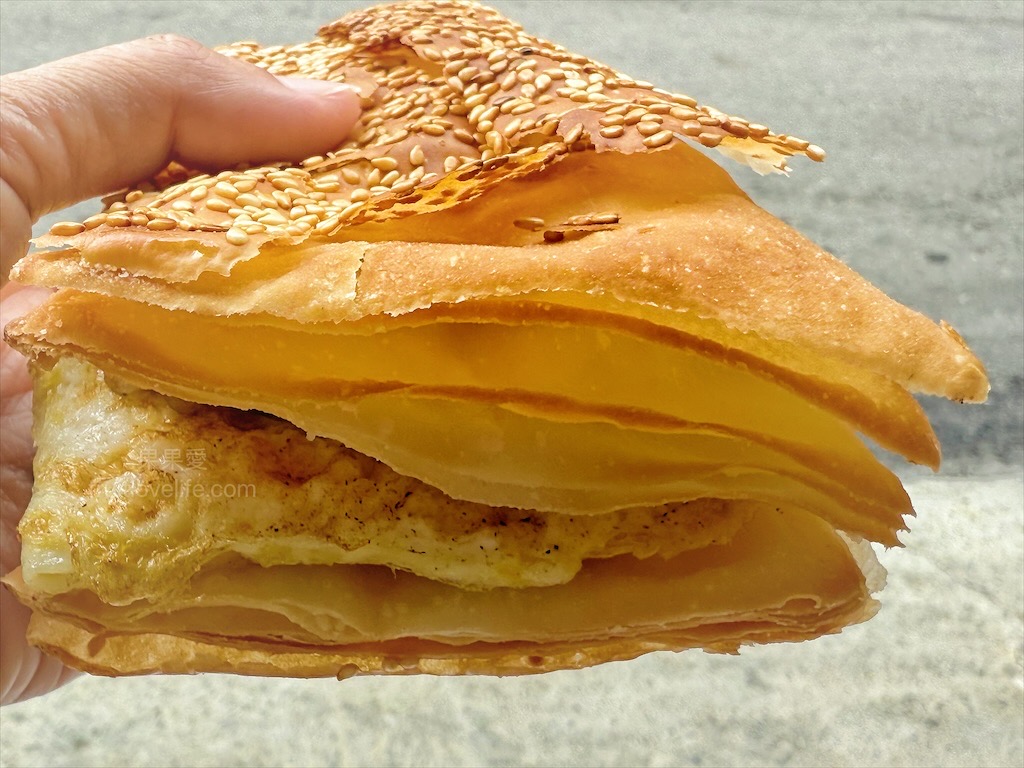 一點酥燒餅 | 台中太平早餐，在地人氣很旺的傳統中式早餐店，燒餅真的很酥脆，高山茶清香不澀回甘，老闆也很風趣 @果果愛Fruitlove