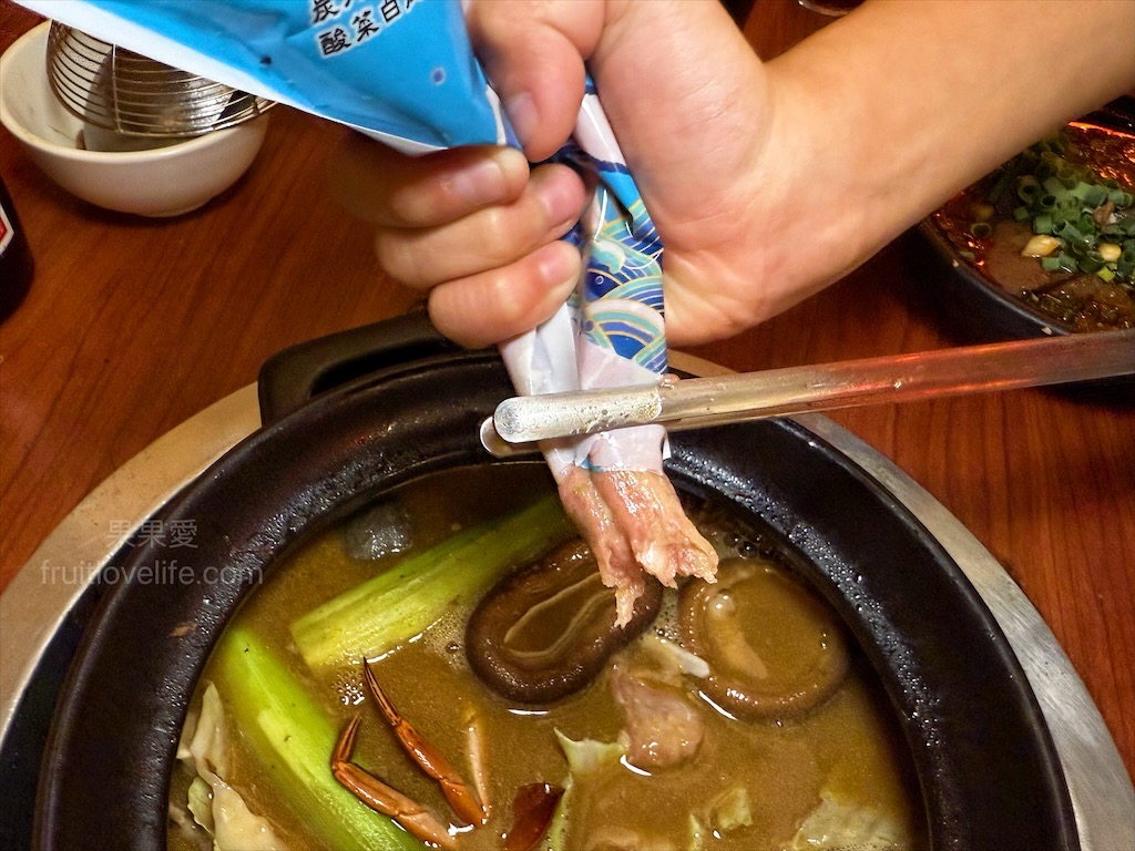 鼎味炭火薑母鴨員林總店 | 彰化員林薑母鴨,在地老字號薑母鴨,炭火慢熬溫體鴨肉,湯頭濃郁甘甜,招牌醬燒鴨肉飯、招牌酸梅湯也超推 @果果愛Fruitlove 鼎味炭火薑母鴨員林總店 | 彰化員林薑母鴨,在地老字號薑母鴨,炭火慢熬溫體鴨肉,湯頭濃郁甘甜,招牌醬燒鴨肉飯、招牌酸梅湯也超推 @果果愛Fruitlove