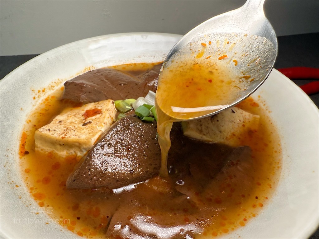 i3Fresh愛上新鮮 × 吳秉承師傅 | 豪氣食堂-招牌麻辣鴨血，100%純鴨血軟嫩Q彈，湯頭鮮甜麻香，單吃、加入配料都好吃 @果果愛Fruitlove