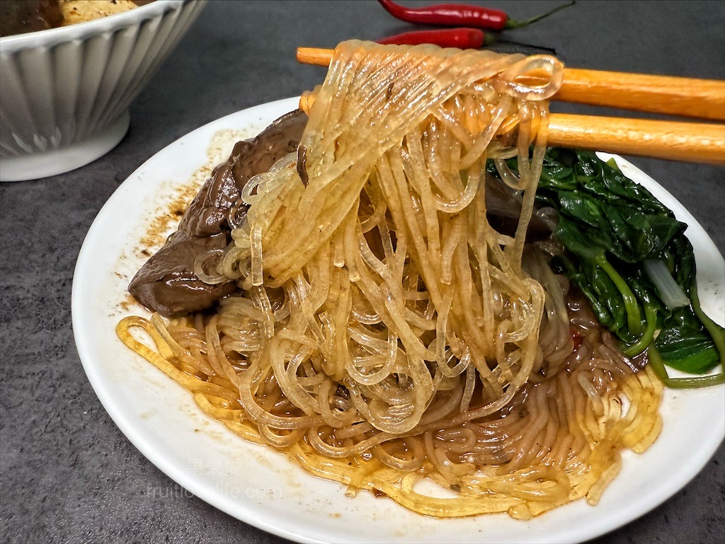 i3Fresh愛上新鮮 × 吳秉承師傅 | 豪氣食堂-招牌麻辣鴨血，100%純鴨血軟嫩Q彈，湯頭鮮甜麻香，單吃、加入配料都好吃 @果果愛Fruitlove