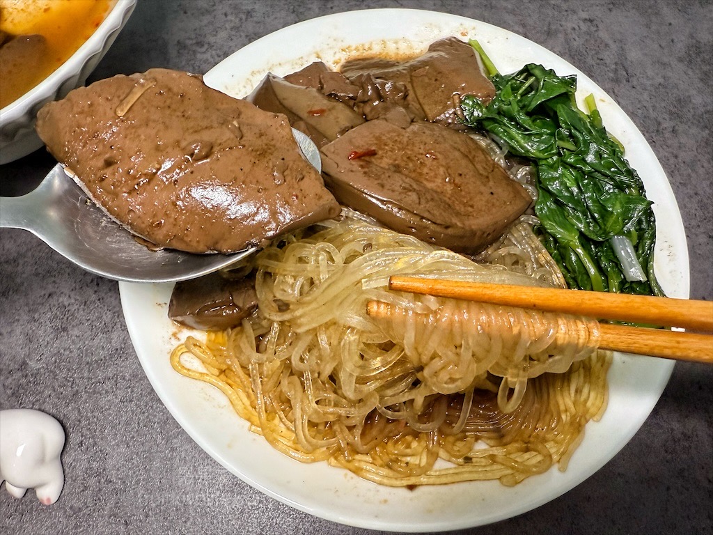 i3Fresh愛上新鮮 × 吳秉承師傅 | 豪氣食堂-招牌麻辣鴨血，100%純鴨血軟嫩Q彈，湯頭鮮甜麻香，單吃、加入配料都好吃 @果果愛Fruitlove