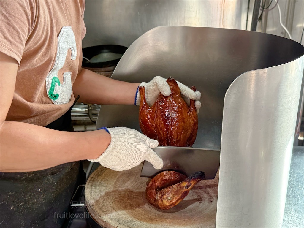 林記北平烤鴨 | 苗栗通霄烤鴨,藏身巷弄鐵皮屋裡的北平烤鴨,鴨皮Q軟,肉質鮮嫩,記得要再點上一份米血 @果果愛Fruitlove 林記北平烤鴨 | 苗栗通霄烤鴨,藏身巷弄鐵皮屋裡的北平烤鴨,鴨皮Q軟,肉質鮮嫩,記得要再點上一份米血 @果果愛Fruitlove