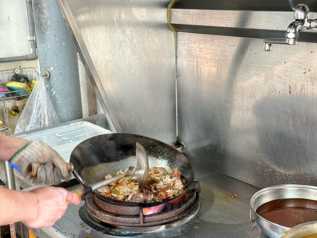 林記北平烤鴨 | 苗栗通霄烤鴨,藏身巷弄鐵皮屋裡的北平烤鴨,鴨皮Q軟,肉質鮮嫩,記得要再點上一份米血 @果果愛Fruitlove 林記北平烤鴨 | 苗栗通霄烤鴨,藏身巷弄鐵皮屋裡的北平烤鴨,鴨皮Q軟,肉質鮮嫩,記得要再點上一份米血 @果果愛Fruitlove