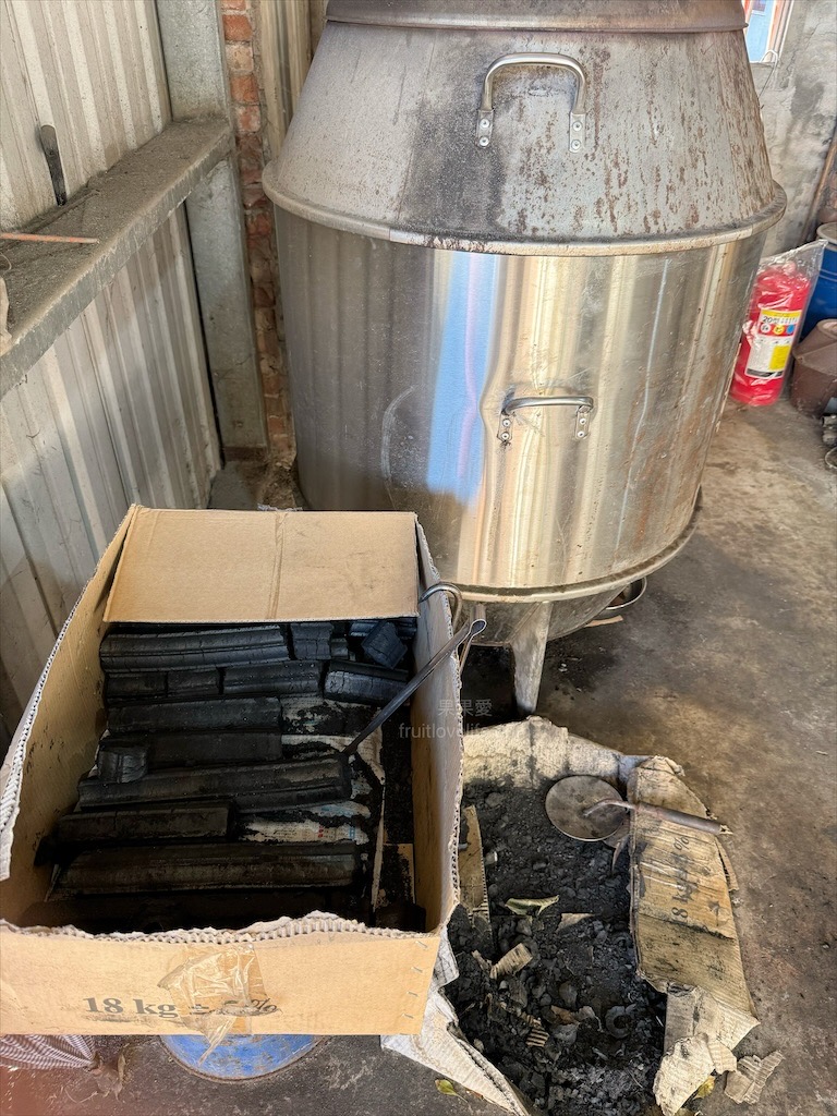 林記北平烤鴨 | 苗栗通霄烤鴨，藏身巷弄鐵皮屋裡的北平烤鴨，鴨皮Q軟，肉質鮮嫩，記得要再點上一份米血 @果果愛Fruitlove