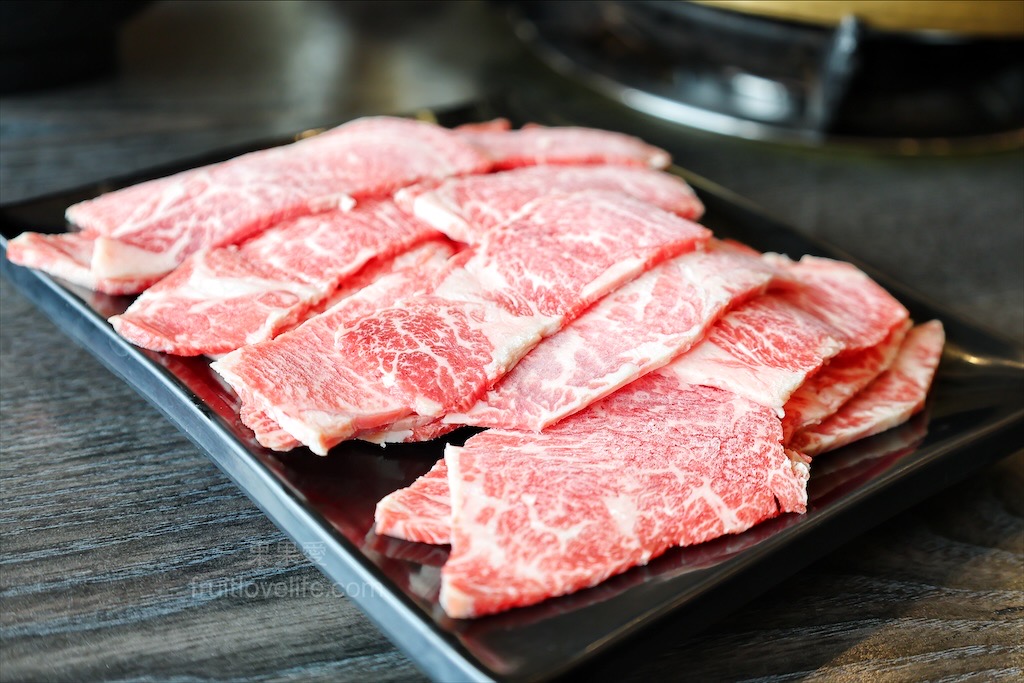 一饌泰式銅盤燒烤火鍋 | 南投草屯田野間超人氣泰式燒烤火鍋，湯頭三吃、高品質肉品、寵物友善、無服務費 @果果愛Fruitlove