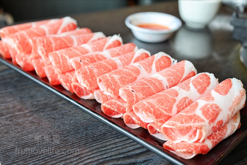 一饌泰式銅盤燒烤火鍋 | 南投草屯田野間超人氣泰式燒烤火鍋，湯頭三吃、高品質肉品、寵物友善、無服務費 @果果愛Fruitlove