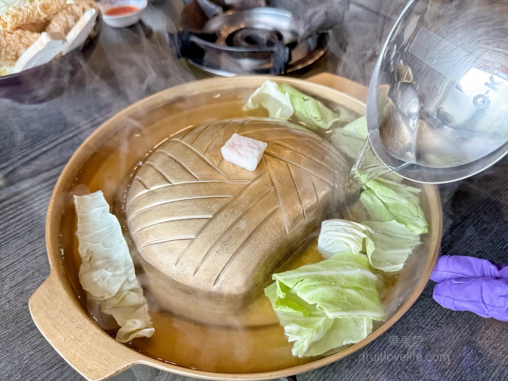 一饌泰式銅盤燒烤火鍋 | 南投草屯田野間超人氣泰式燒烤火鍋，湯頭三吃、高品質肉品、寵物友善、無服務費 @果果愛Fruitlove