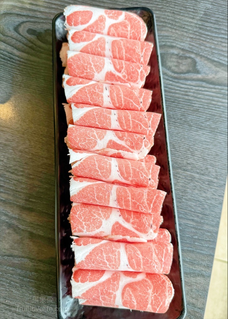 一饌泰式銅盤燒烤火鍋 | 南投草屯田野間超人氣泰式燒烤火鍋，湯頭三吃、高品質肉品、寵物友善、無服務費 @果果愛Fruitlove